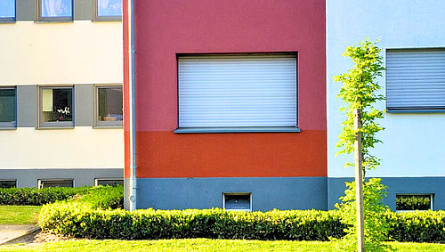 Frisch gestrichene Außenfassade eines Wohnhauses in Rot