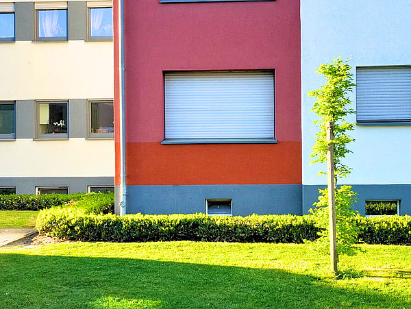 Frisch gestrichene Außenfassade eines Wohnhauses in Rot