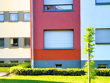 Frisch gestrichene Außenfassade eines Wohnhauses in Rot