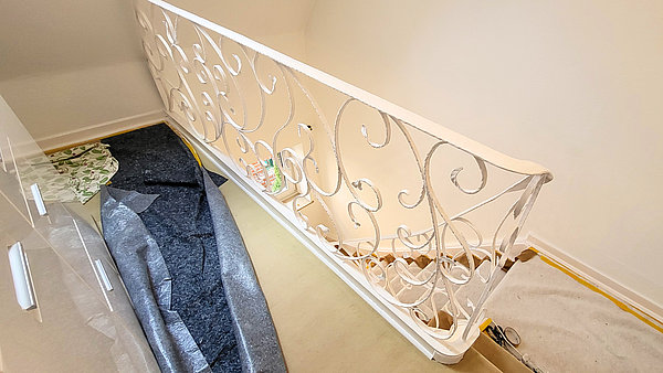 Lackiertes Treppengeländer in einem Privathaushalt