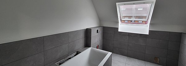 Frisch gestrichenes Badezimmer in einem Privathaushalt